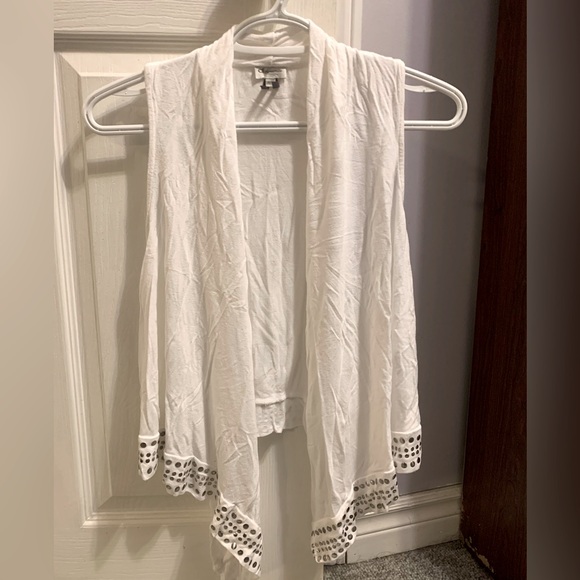 Dynamite || White sleeveless shrug - Picture 1 of 4